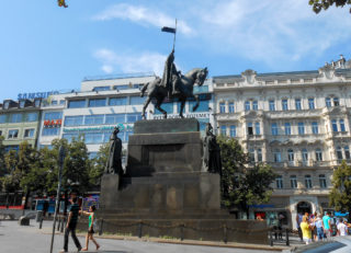 Два памятника Святому Вацлаву в Праге