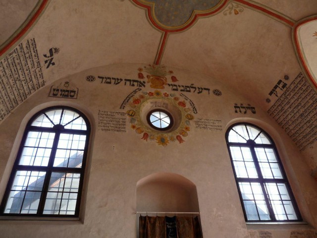 В синагоге еврейского квартала (Třebíčská židovská čtvrť)