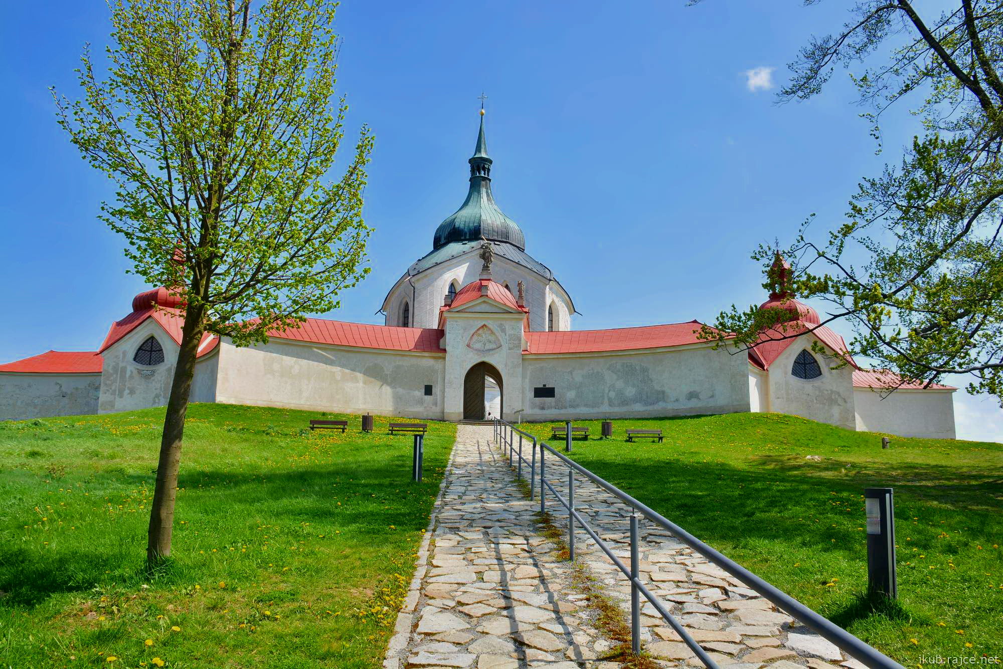 При подходе к костелу