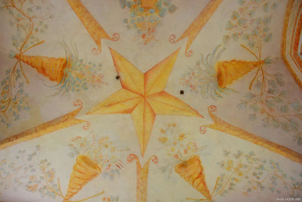 Во внутренней отделке присутствуют звезды; пятиконечные – упоминание о Яне Непомуцком