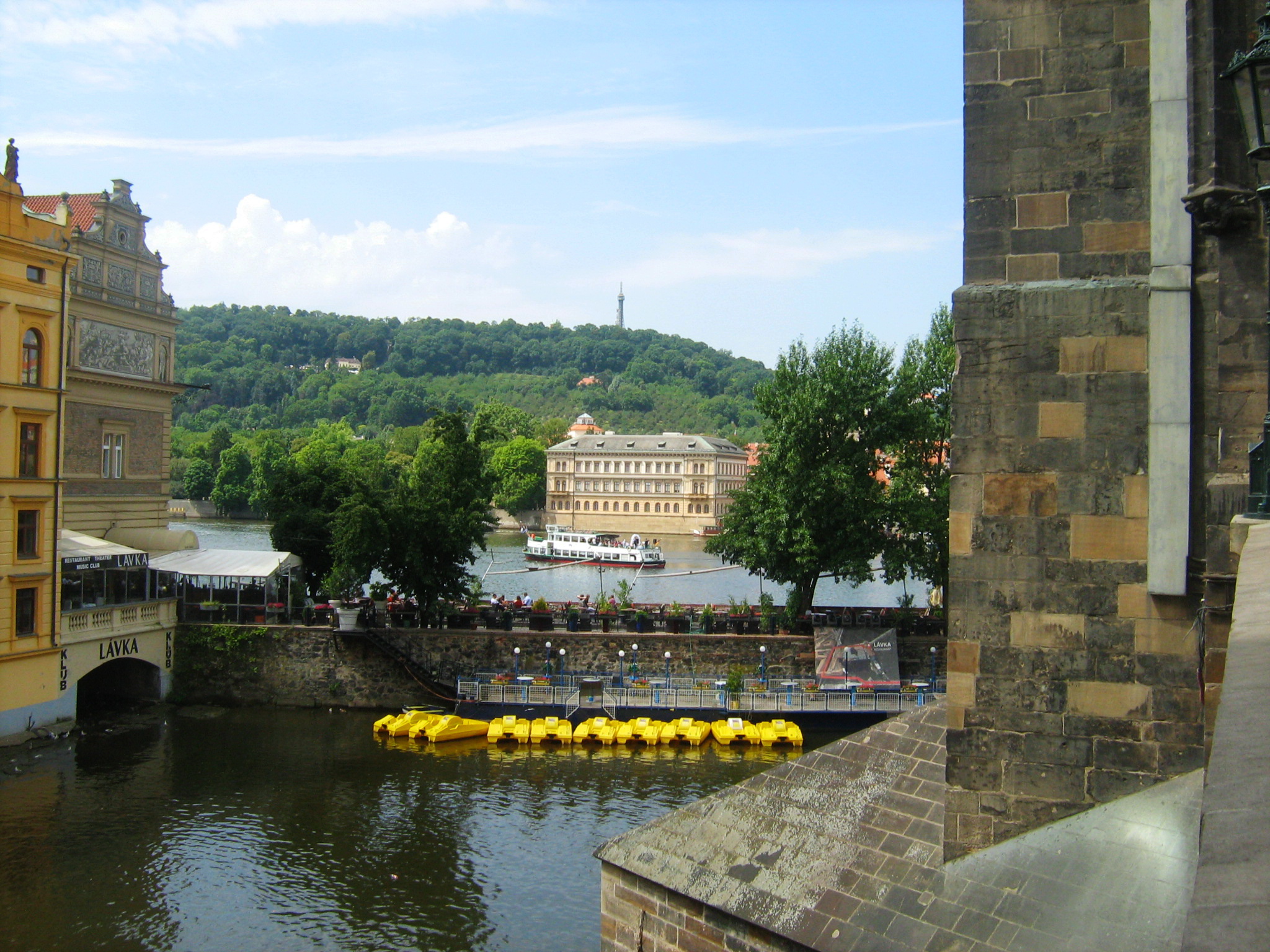 Вид на Влтаву с другой стороны площади