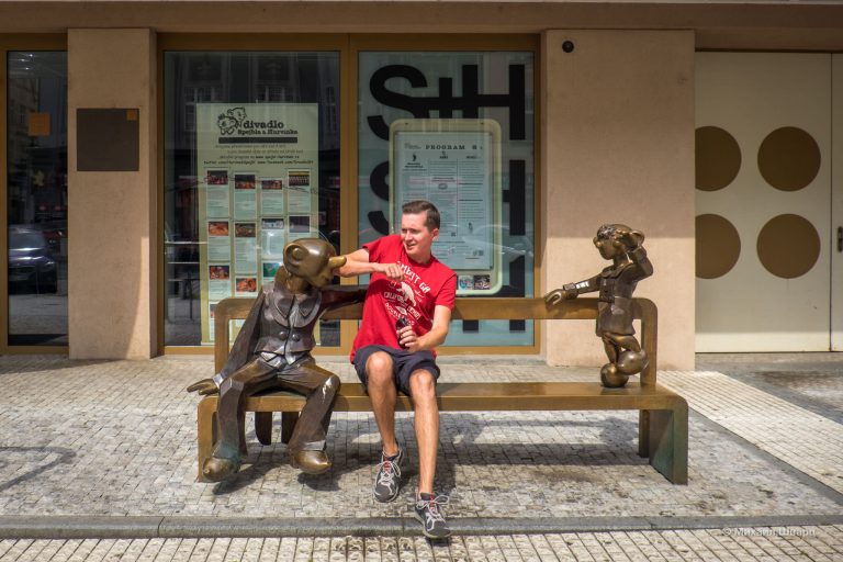 Лавочка у театра