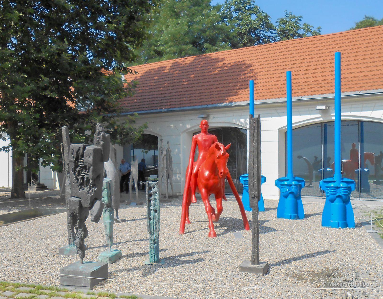 Вы можете бесплатно  войти во двор и насладиться  многочисленными скульптурами