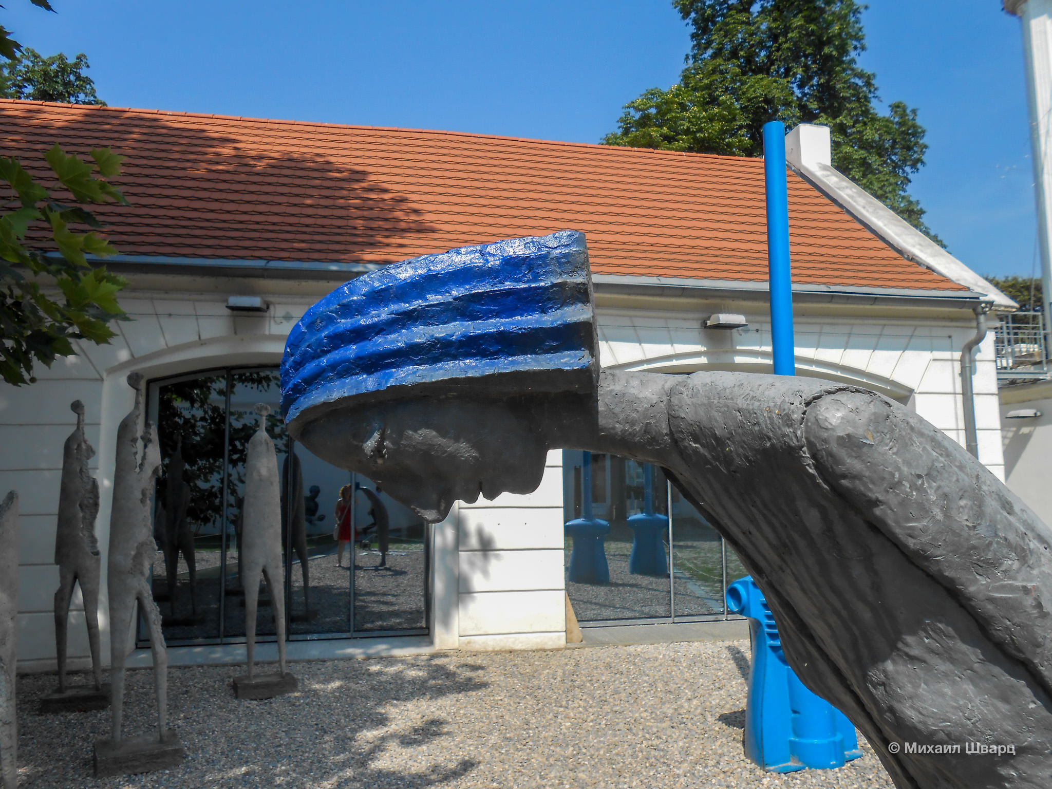 Кланяющаяся девушка