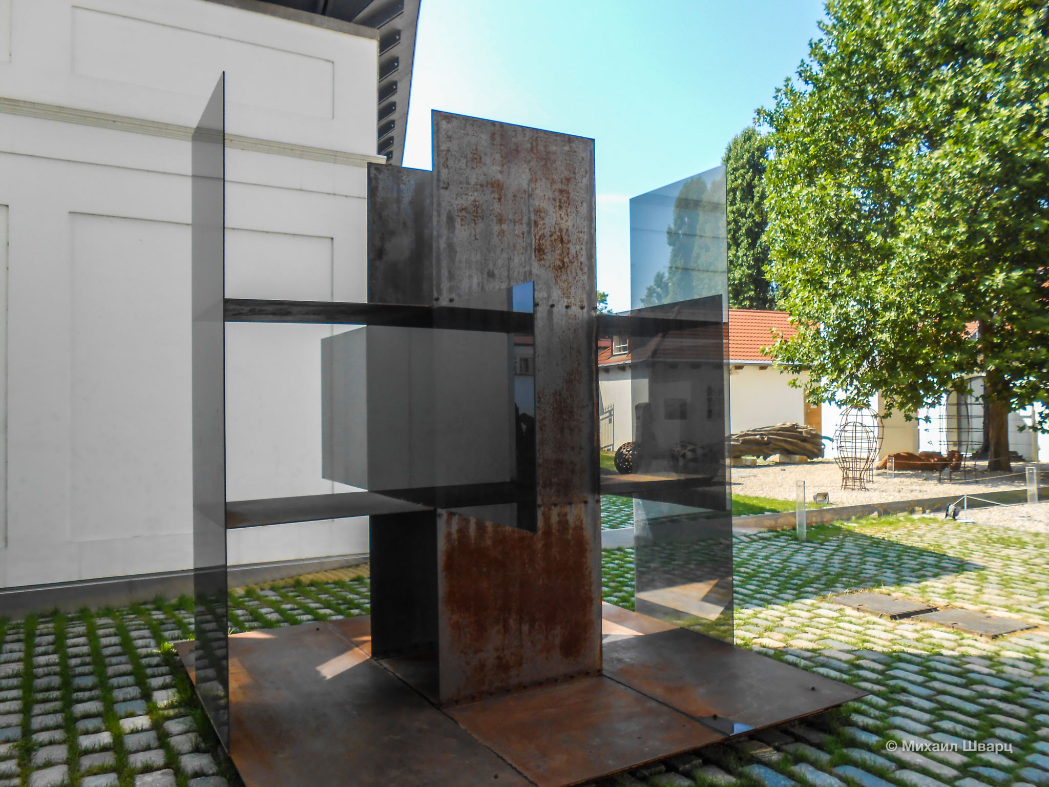 Непонятная инсталляция