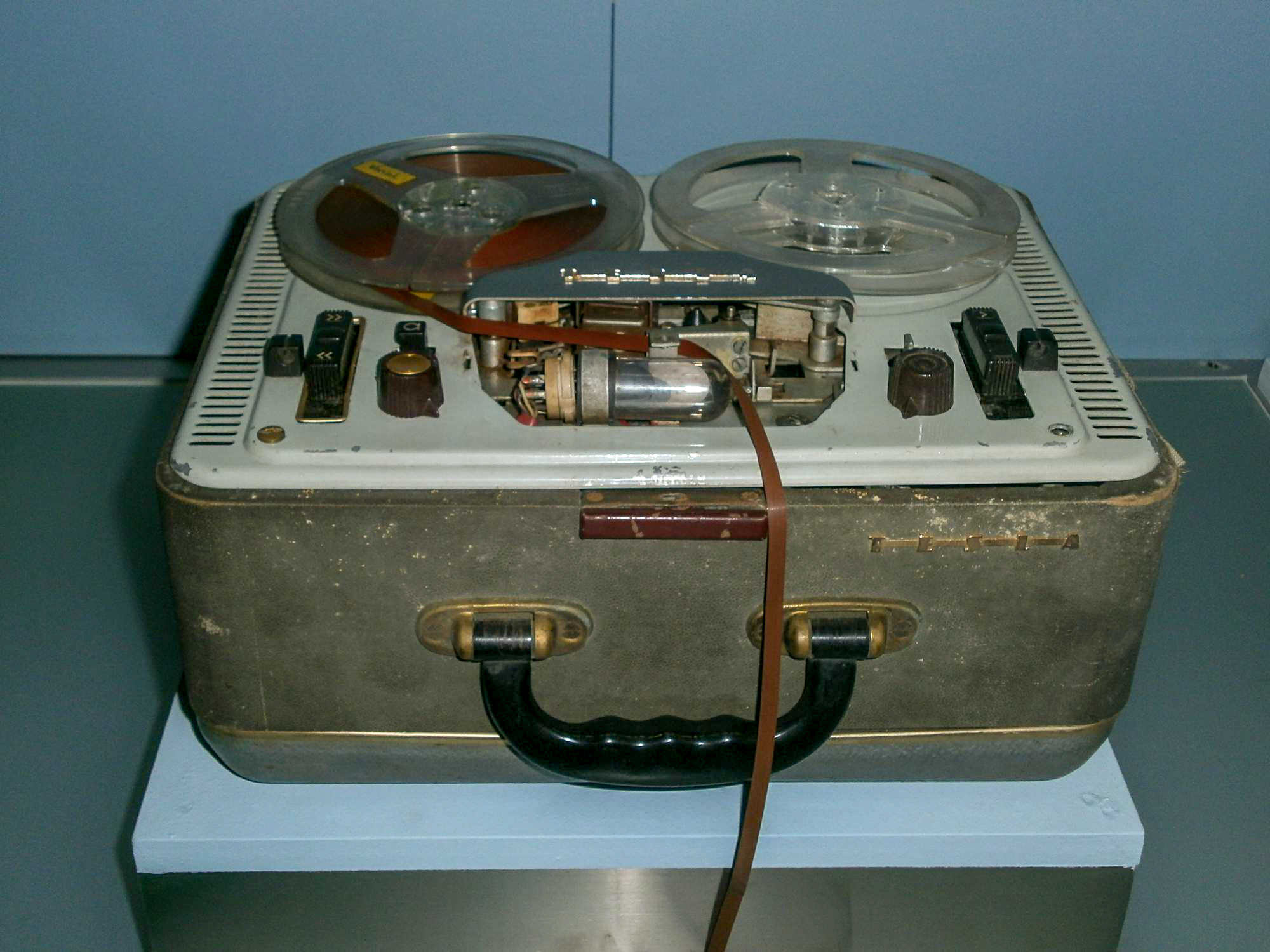 Магнитофон Tesla