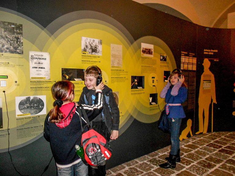 Звучание многих инструментов можно услышать через наушники