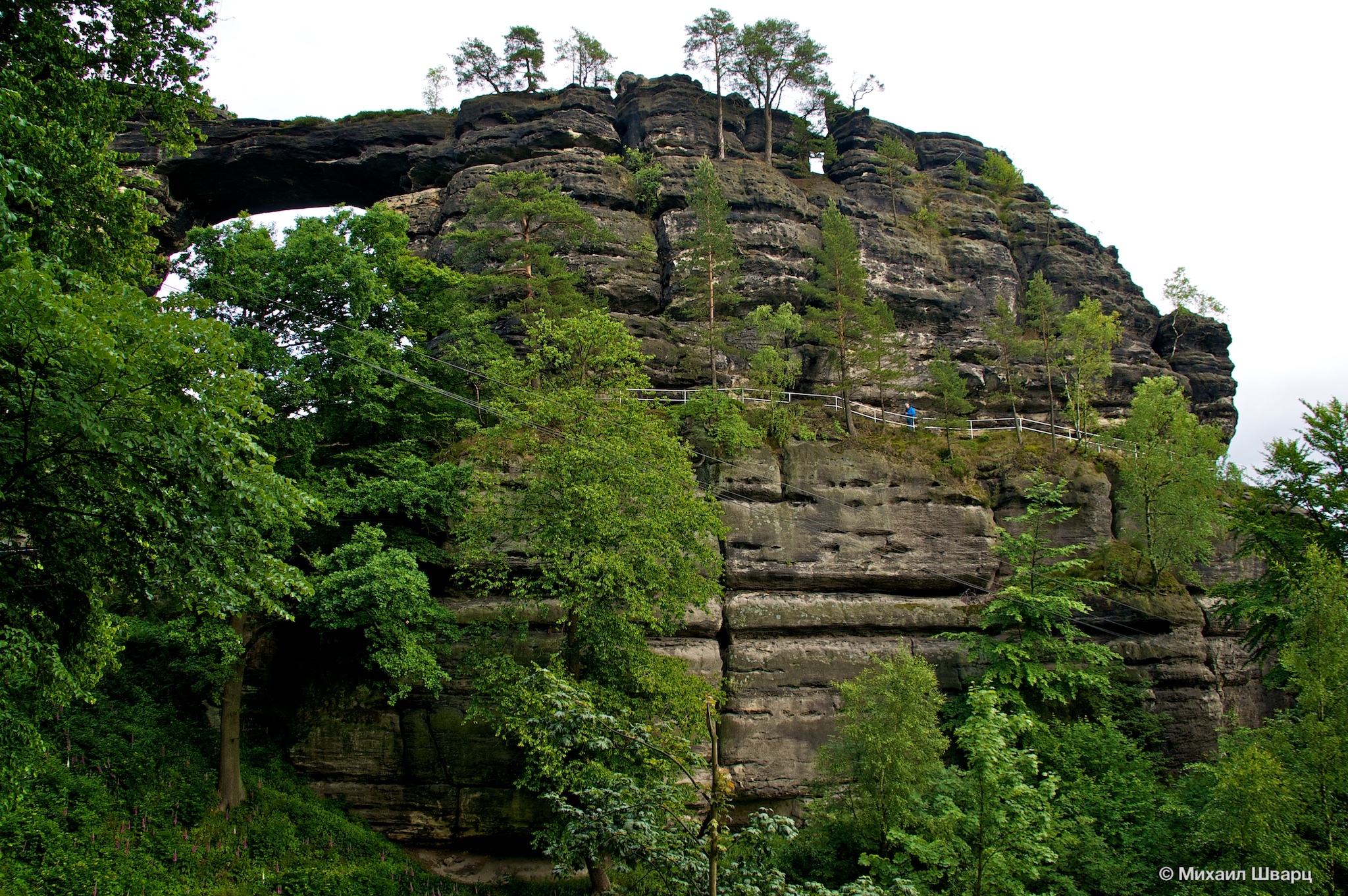 Смотровая площадка вокруг ворот