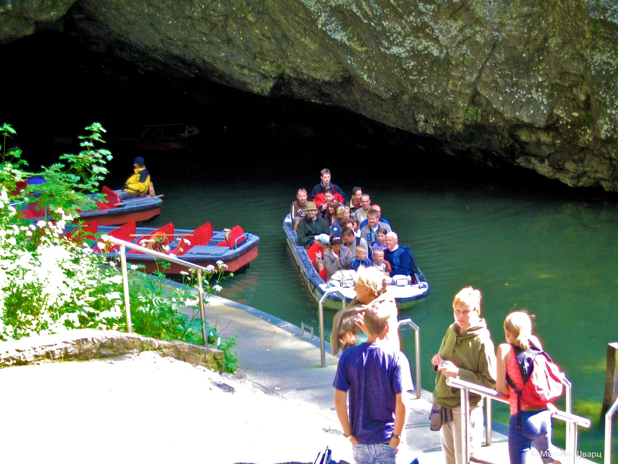 По пещере катаются на лодках