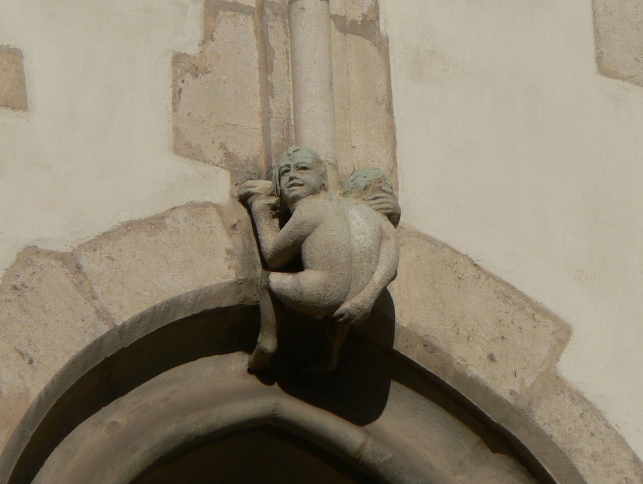 Голый мужчина над южным окном