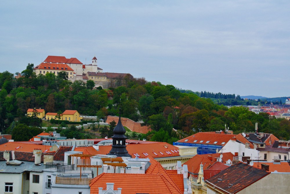 С башни собора видно крепость Шпильберг