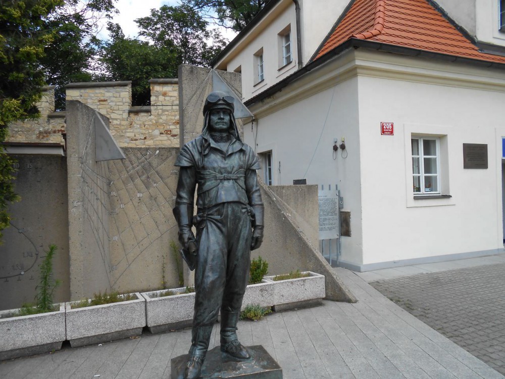Памятник Растиславу Штефанику около входа в обсерваторию