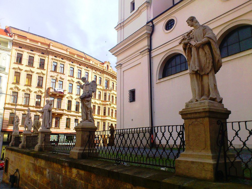 Терраса у входа со скульптурами святых