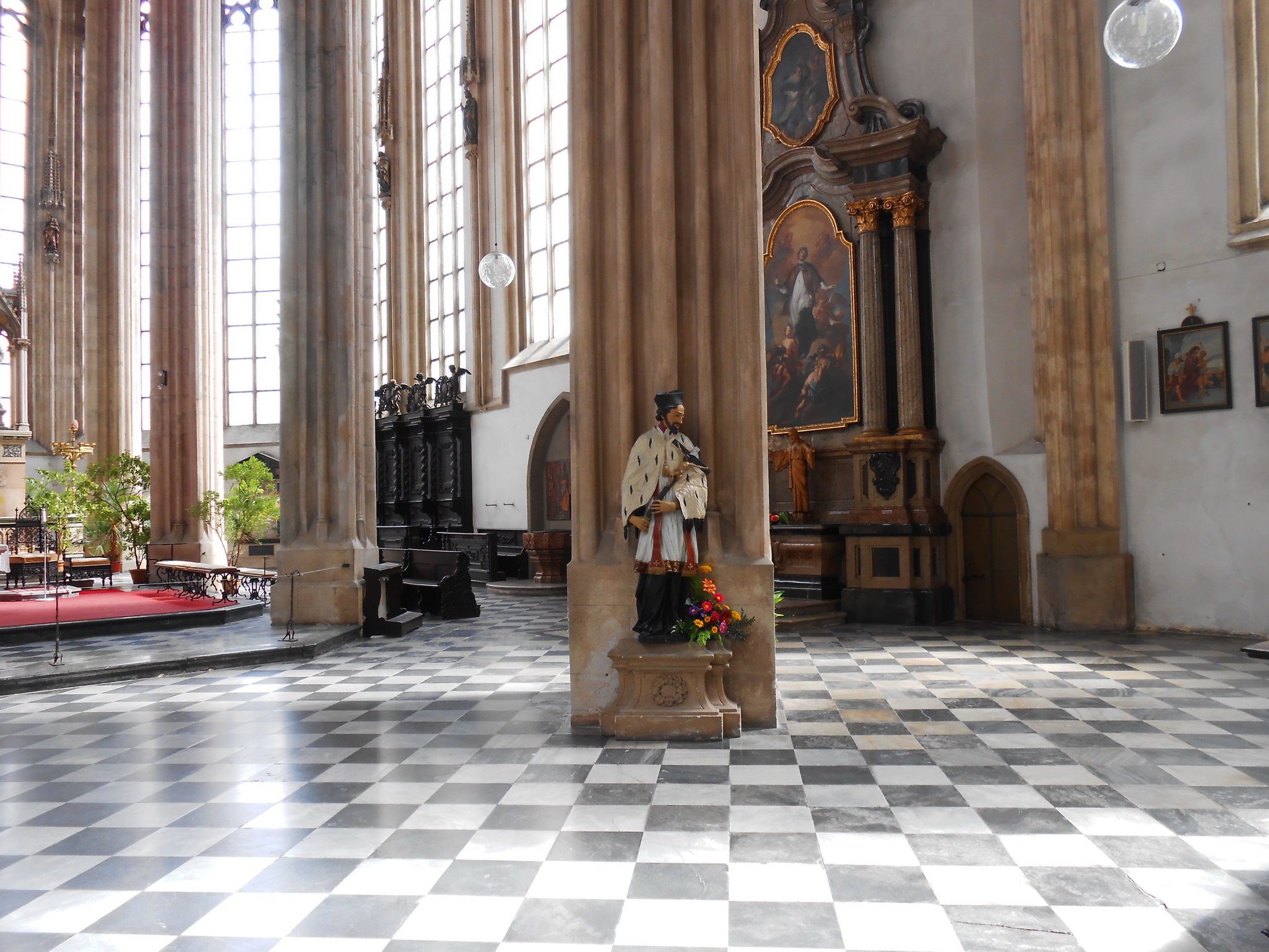 Скульптуры в костеле