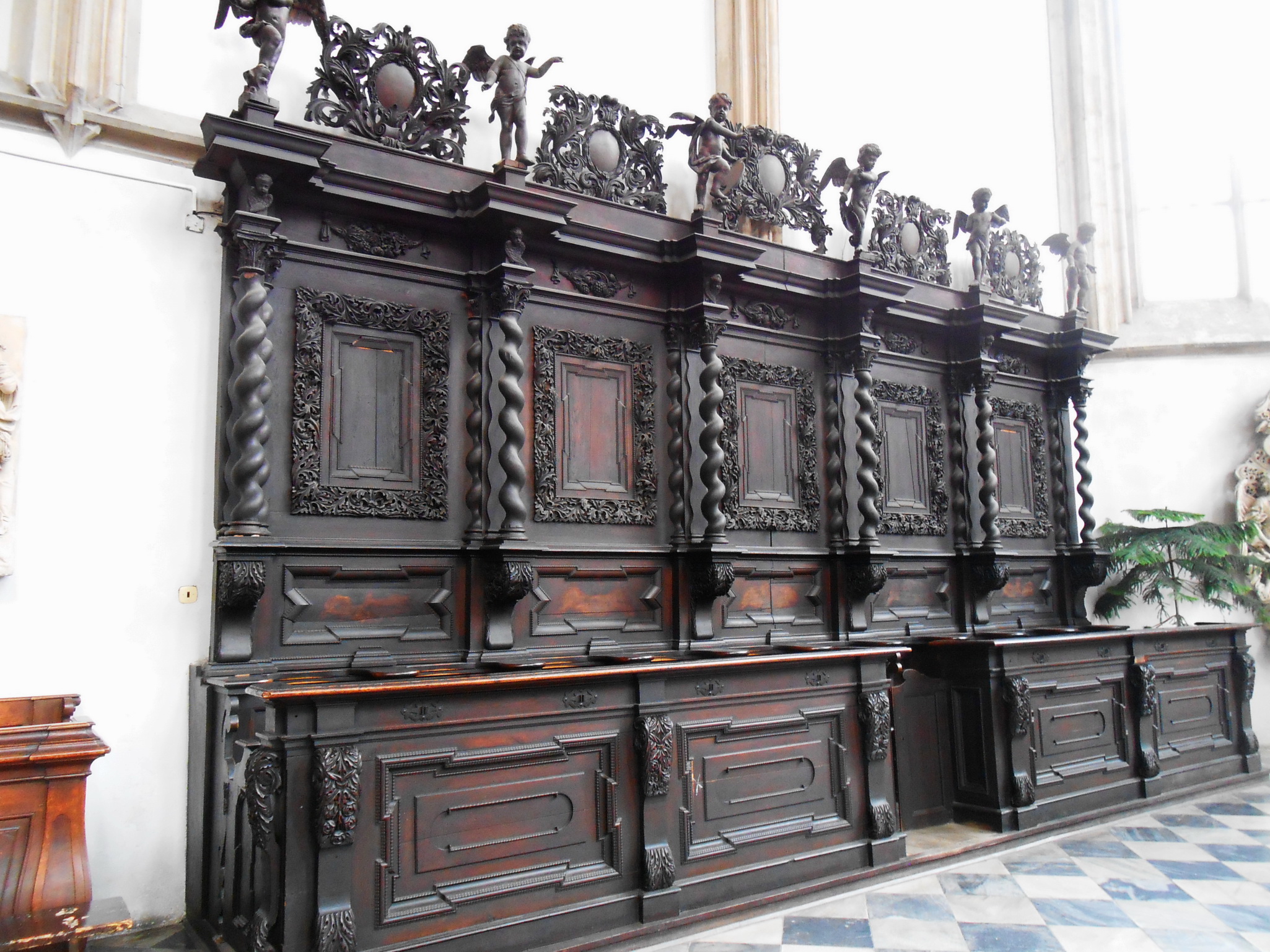 Скамьи в северном хоре