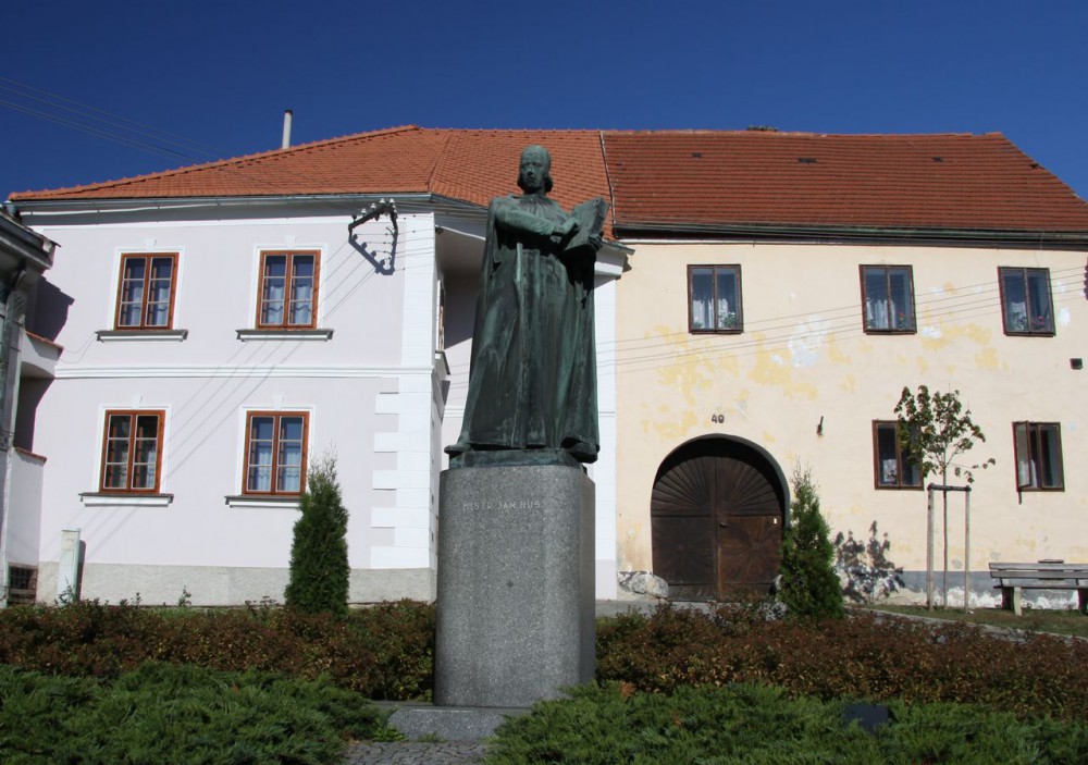 Памятник Яну Гусу в городе Гусинец