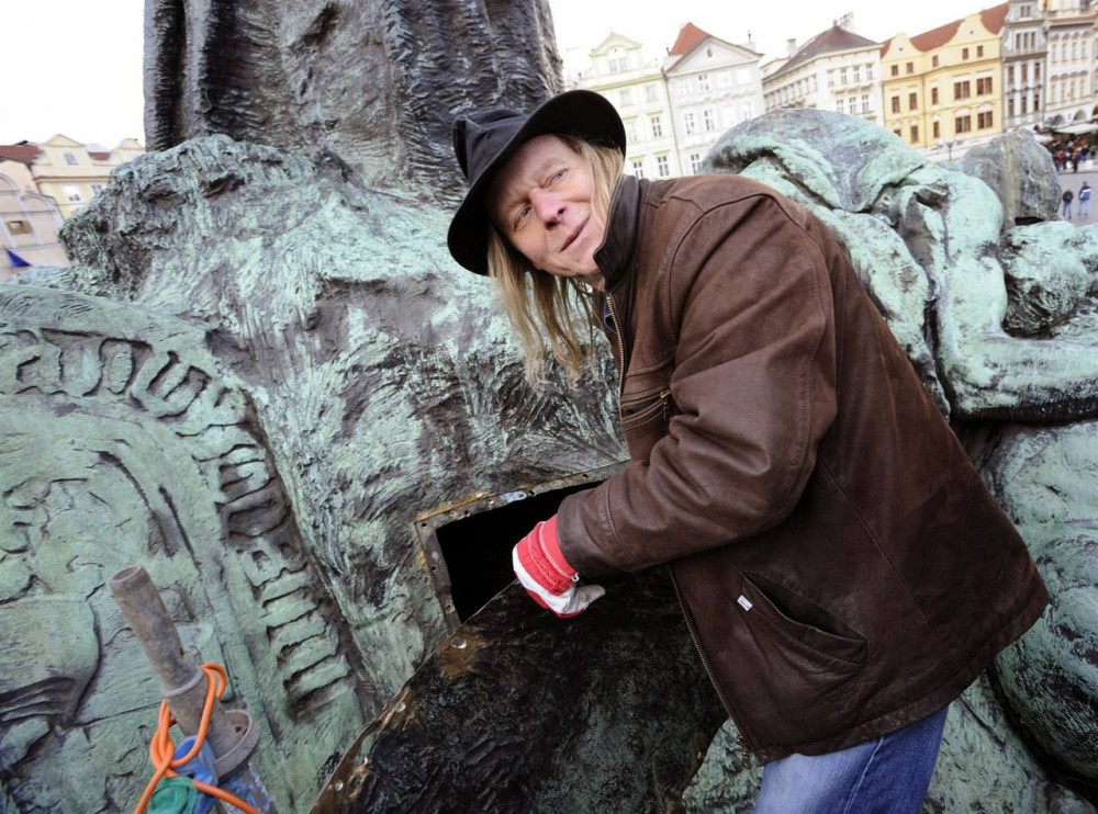 Скульптор Antonín Kašpar изучает внутреннюю часть памятника Яну Гусу