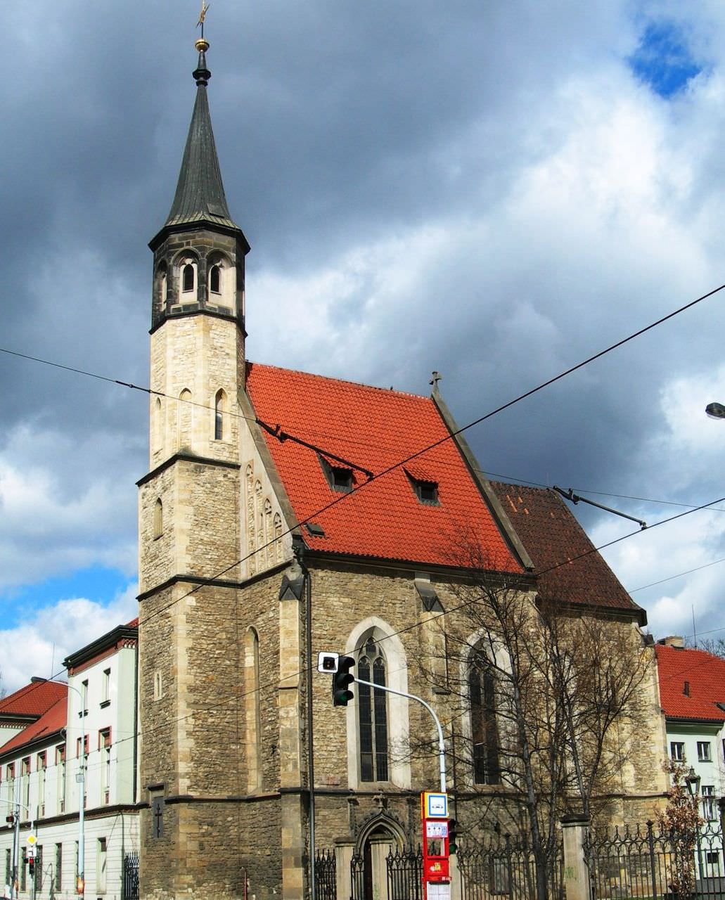 Основная часть интерьера храма - каменный столб