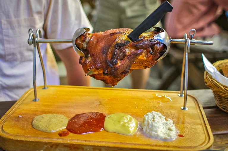 Запеченая свиная рулька по-чешски (Pečené vepřové koleno)