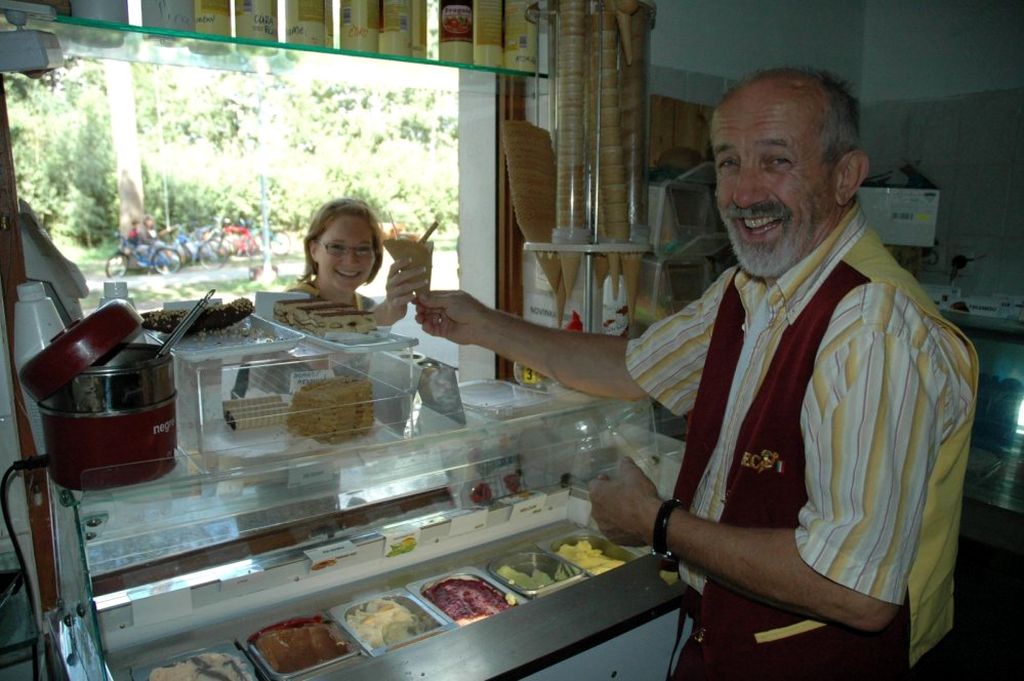 Невероятно! Кофе-кондитерская «У Шварцкопфа» предлагает 230 видов мороженого