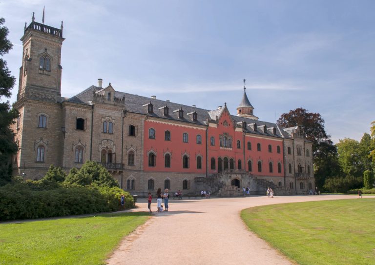 Замок Сихров (Zámek Sychrov)