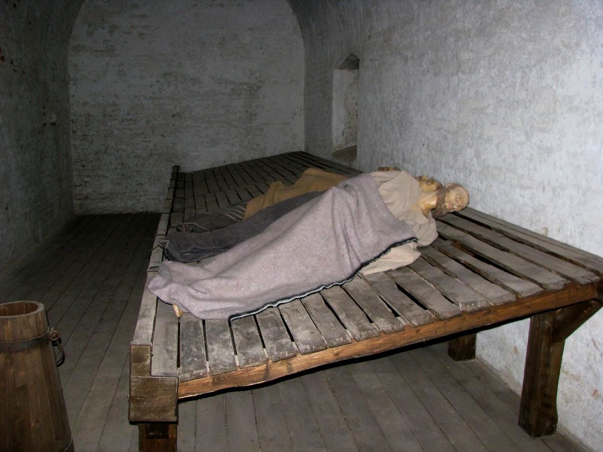 В казематах