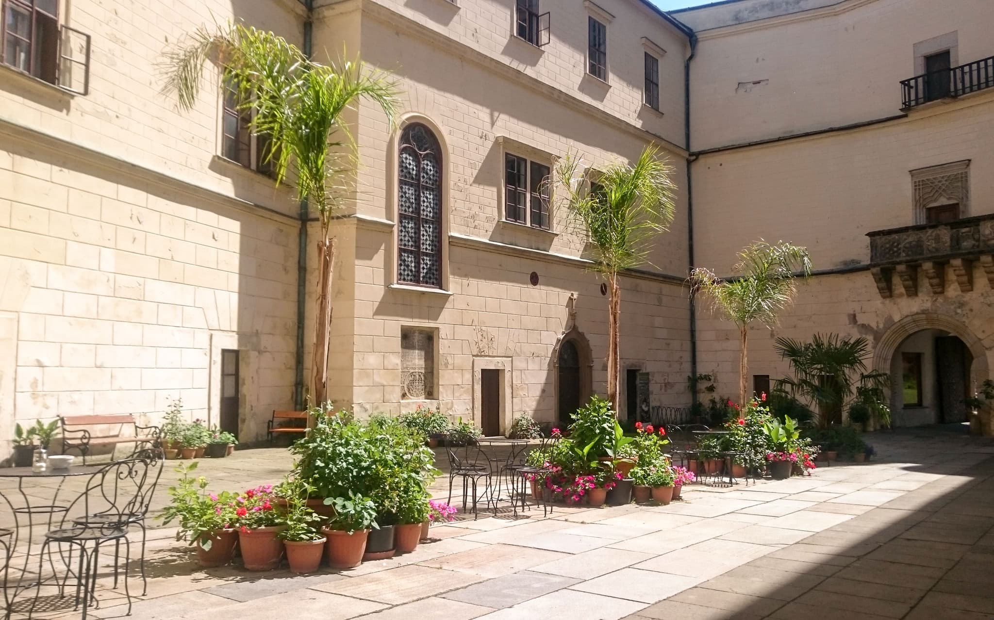 Замковый двор