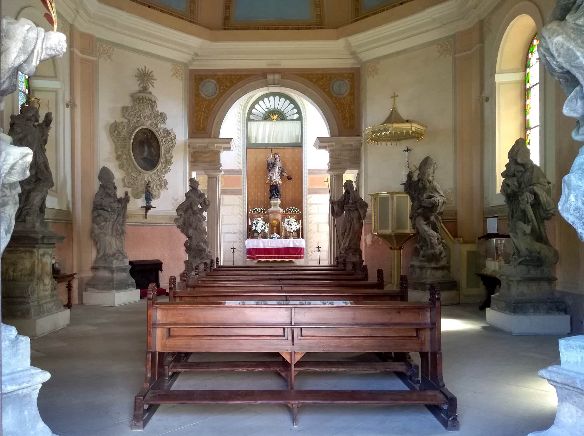 Внутри церкви