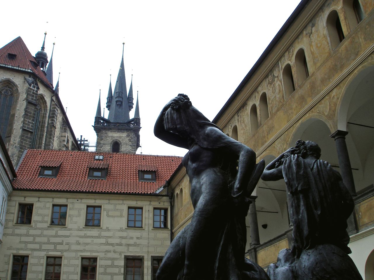 Тынский двор или Унгельт — старинная купеческая крепость в Праге