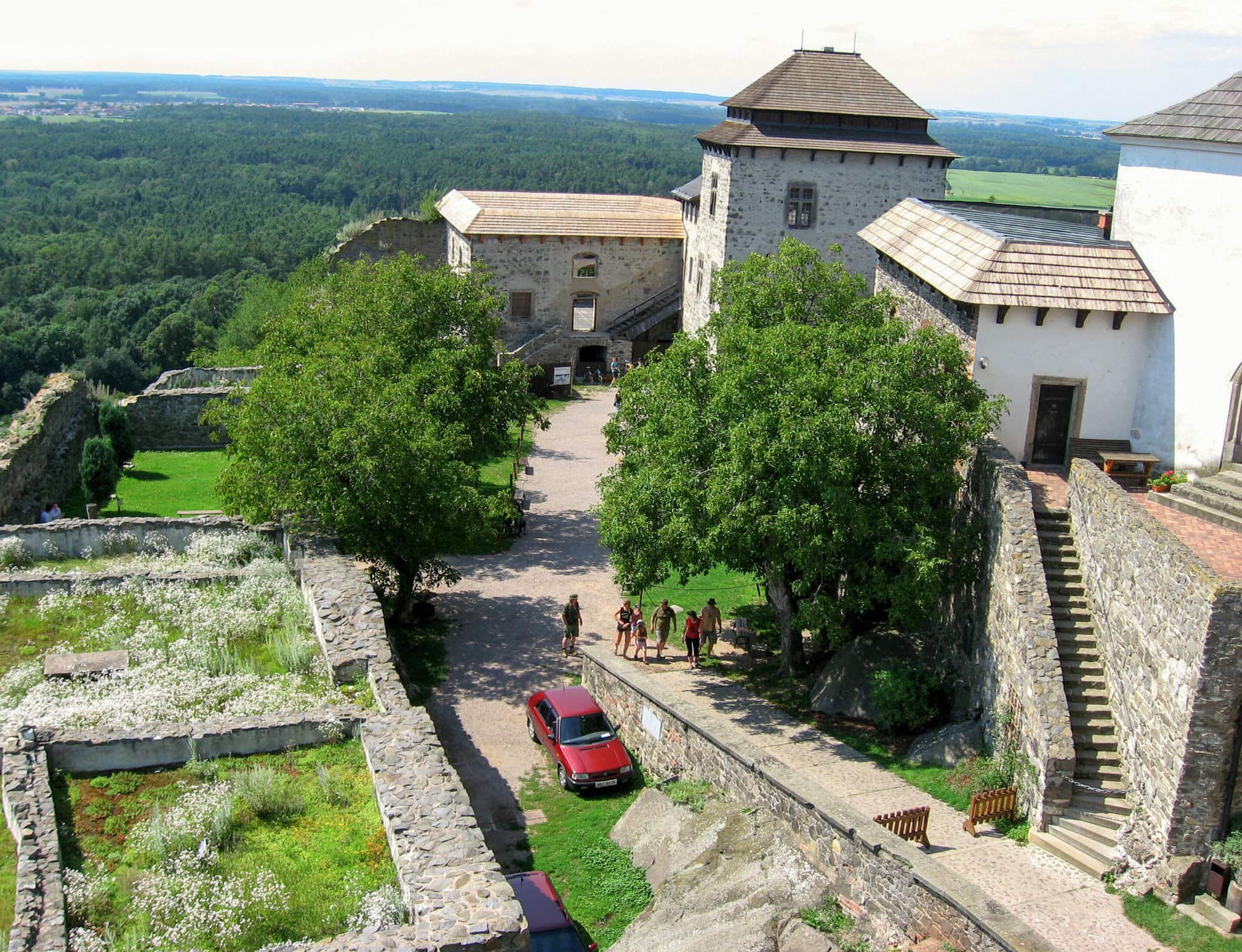 Замковый двор