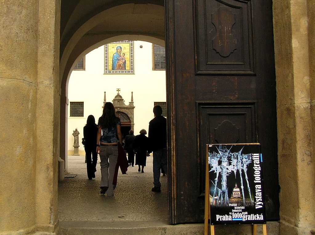 Вход во внутренний двор церкви Девы Марии Снежной