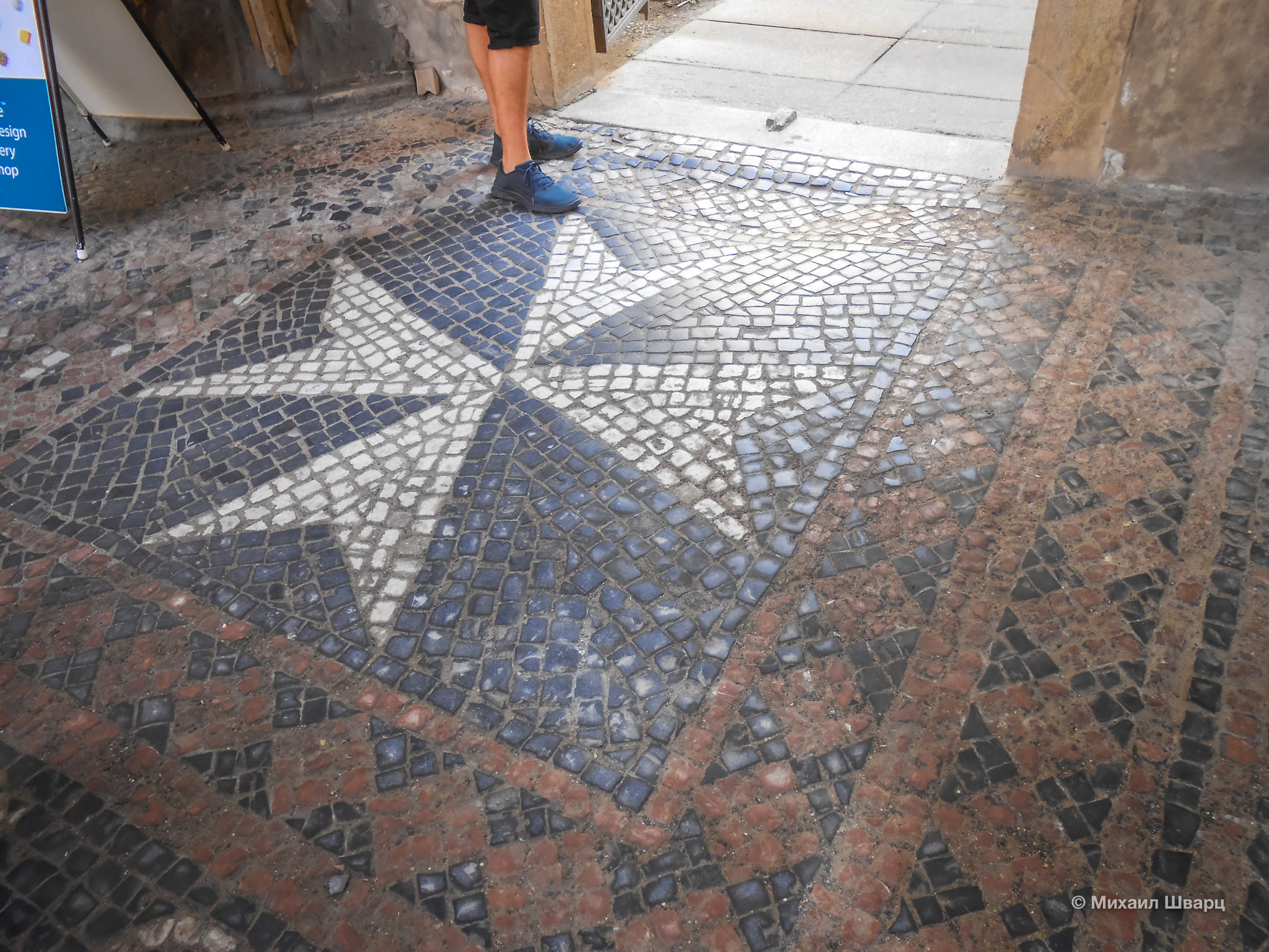 Мальтийский крест на полу