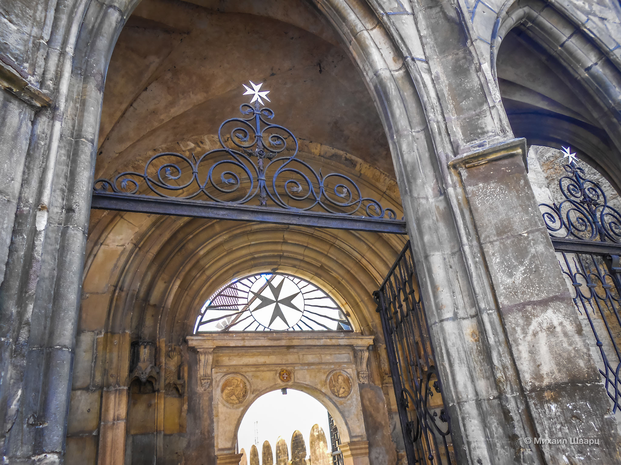 Мальтийский крест на входном портале