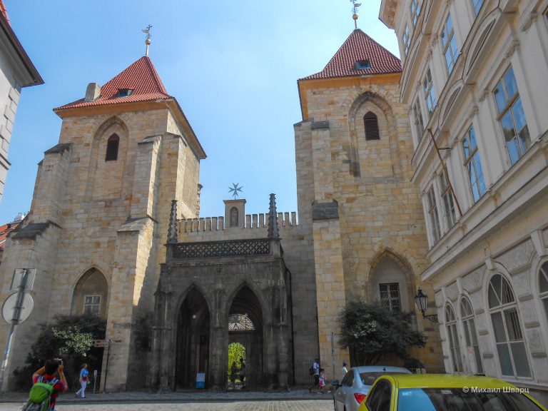 Вход в монастырь рыцарей Мальтийского ордена