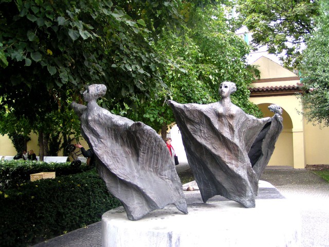 Скульптурная композиция Йозефа Климеша "Divoženky a Poletuchy"  во Францисканском саду