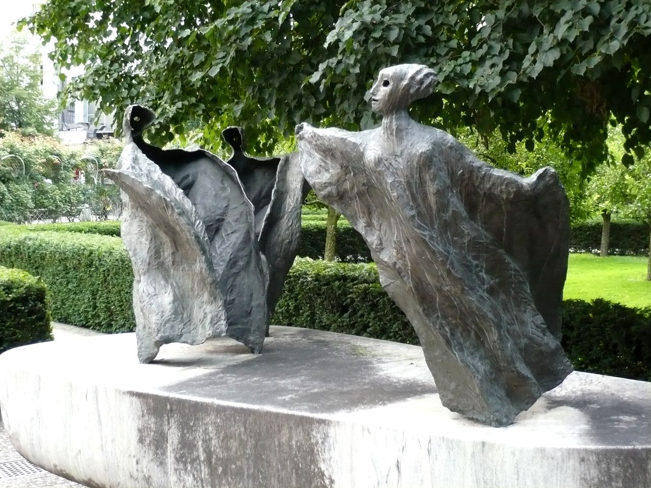 Три ведьмы -«полетухи» во Францисканском саду