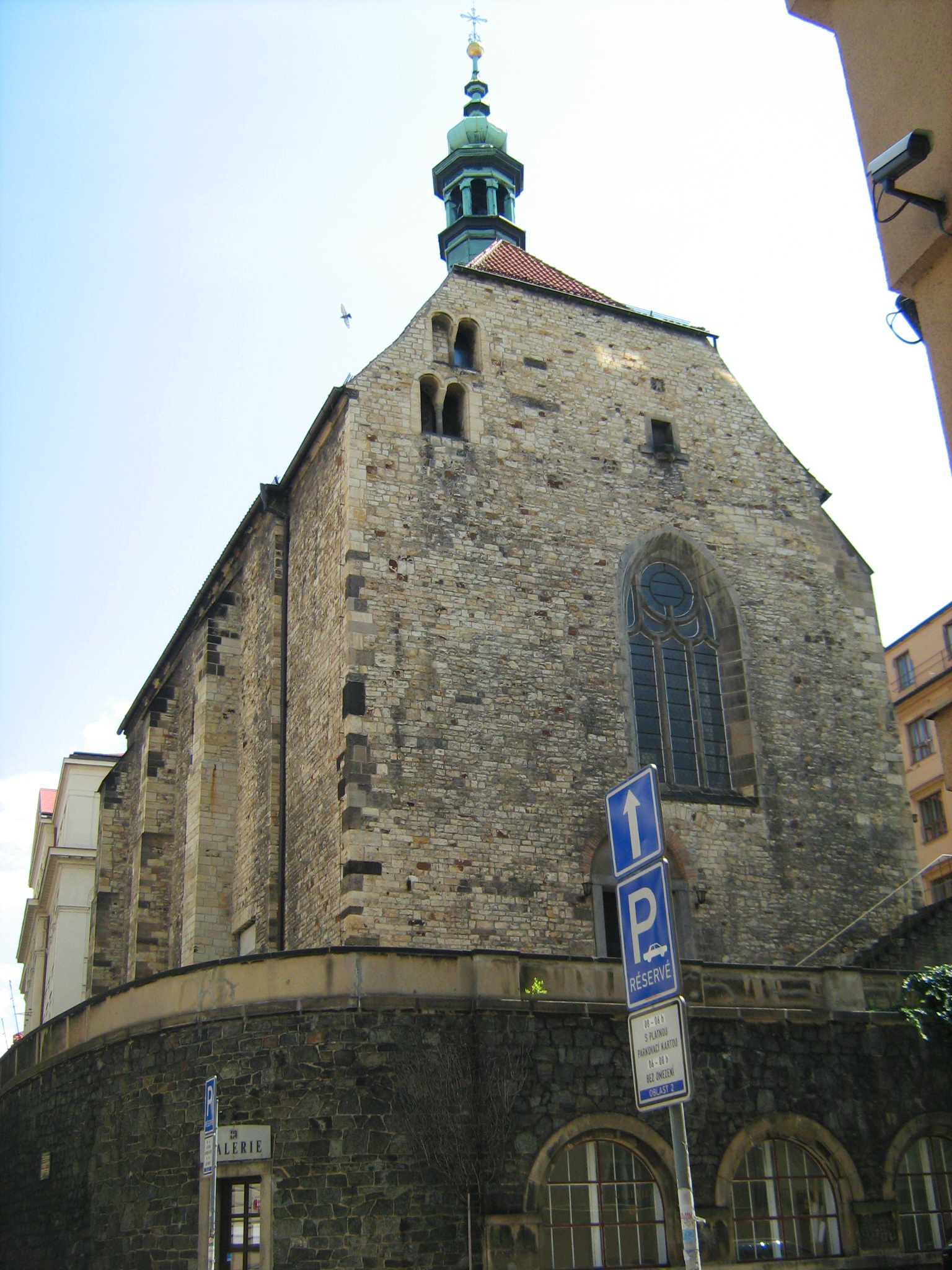 Романское окно, выходящее на улицу Диттрихова