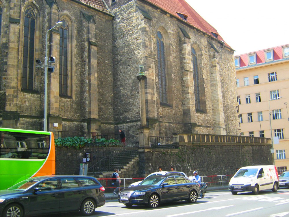 Костел св. Вацлав возвышается на каменной террасе