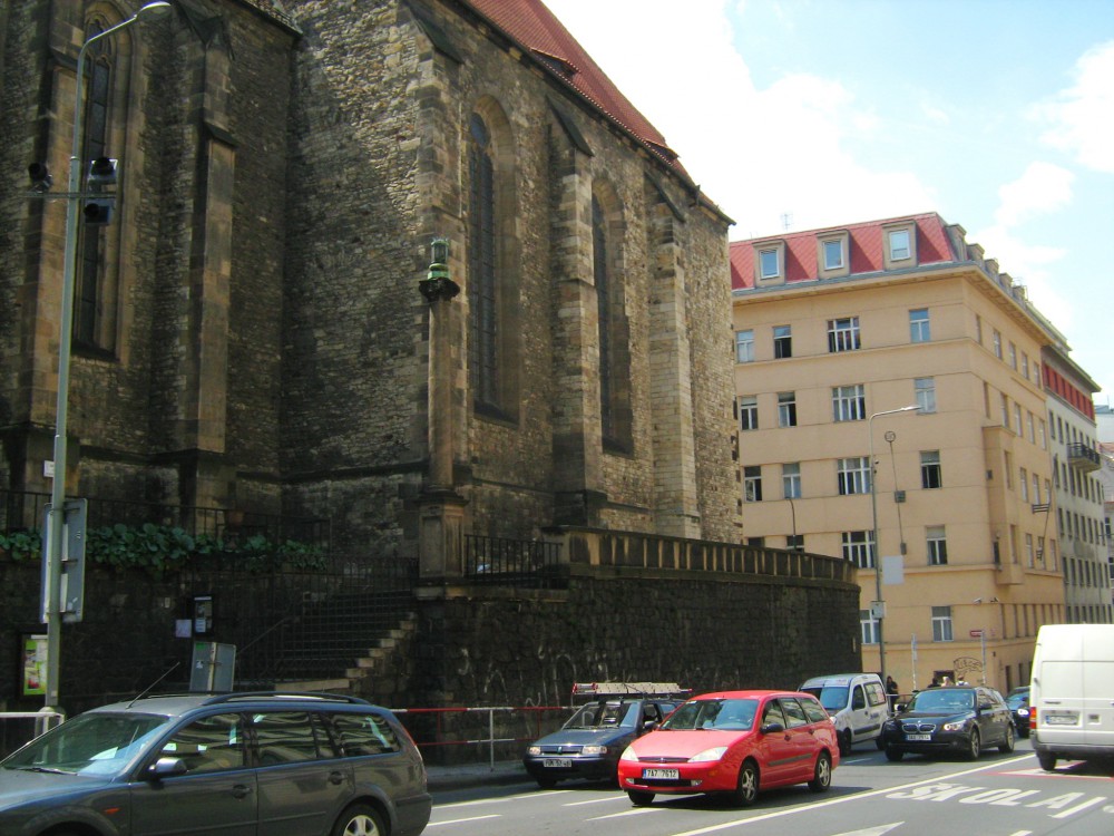Вид на церковь с улицы Resslova