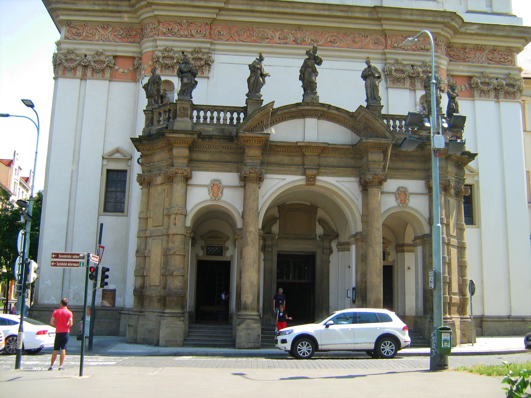 Статуи святых иезуитов на портике