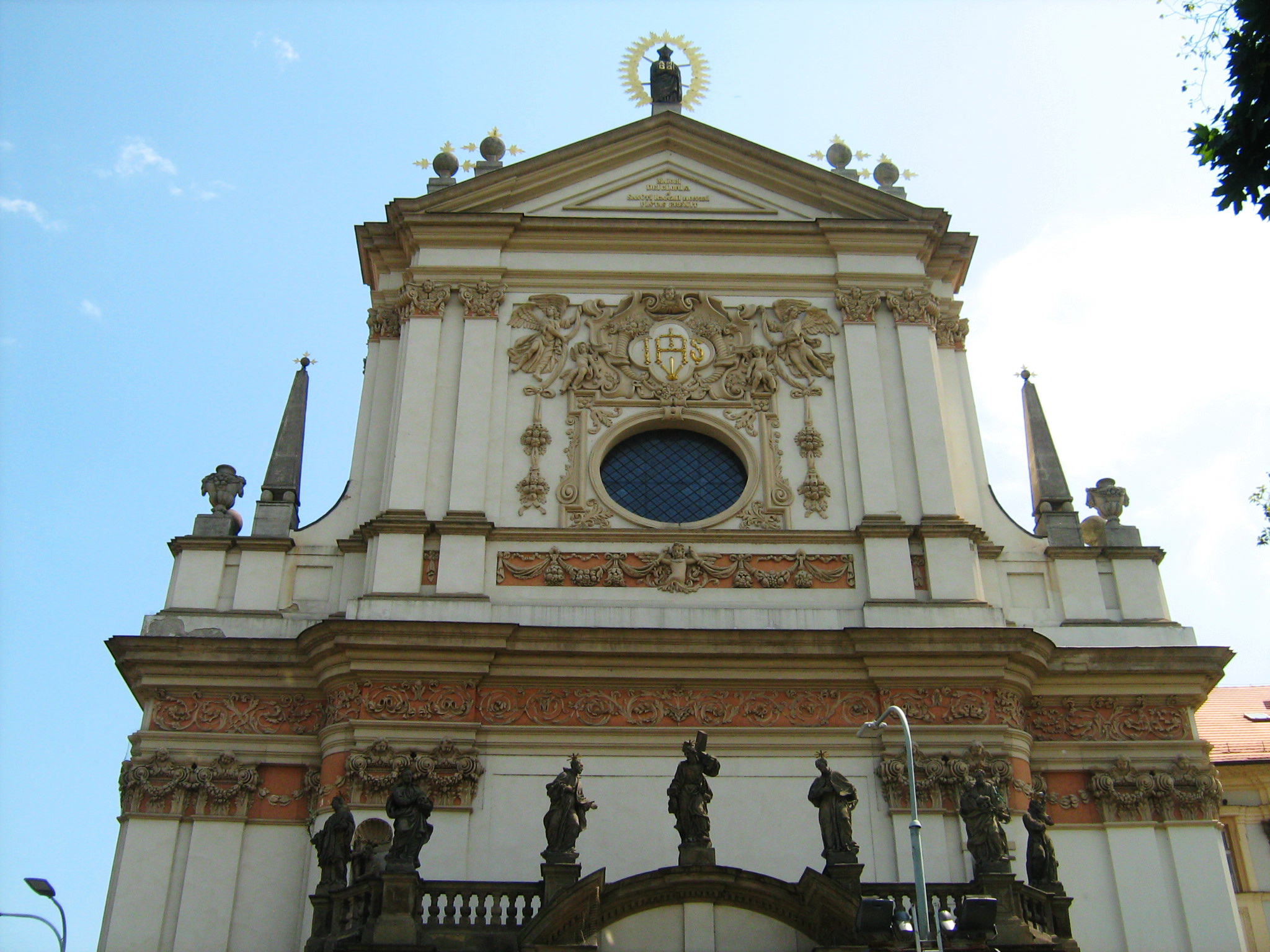 Статуя св. Игнатия, обрамленная золотым сиянием