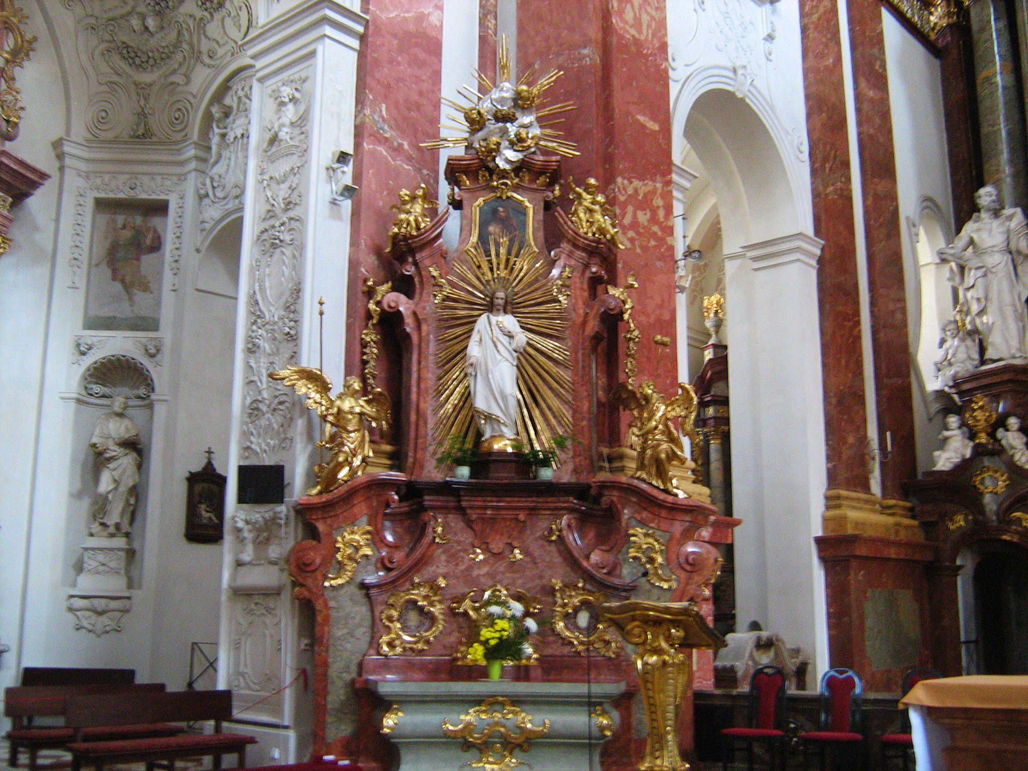 Скульптурное украшение костела