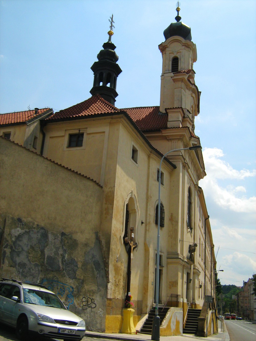 Вид на церковь Девы Марии Семискорбной