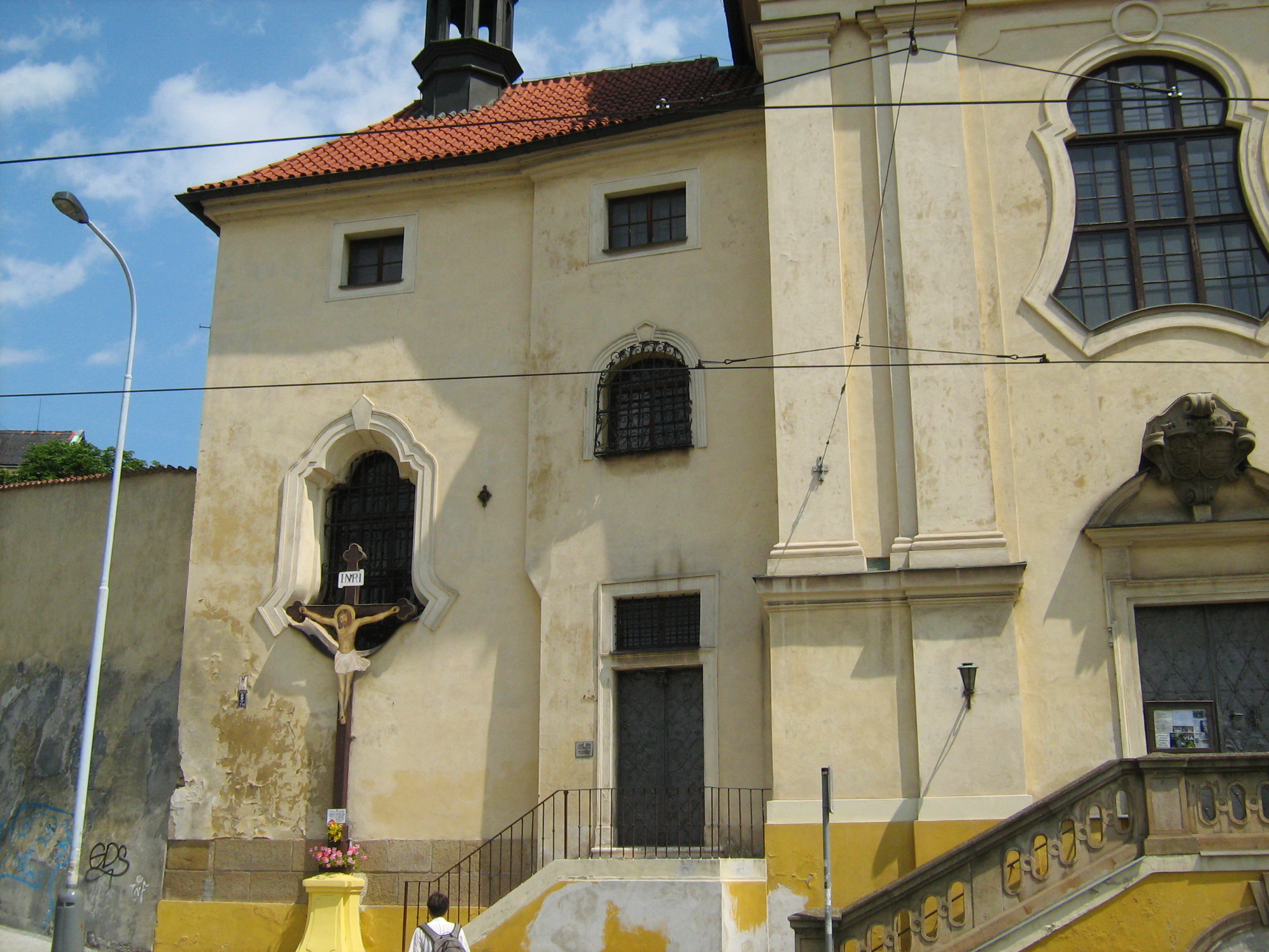 Распятие у стены церкви