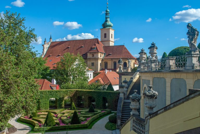 Вид на церковь Девы Марии Победоносной из Вртбовского сада