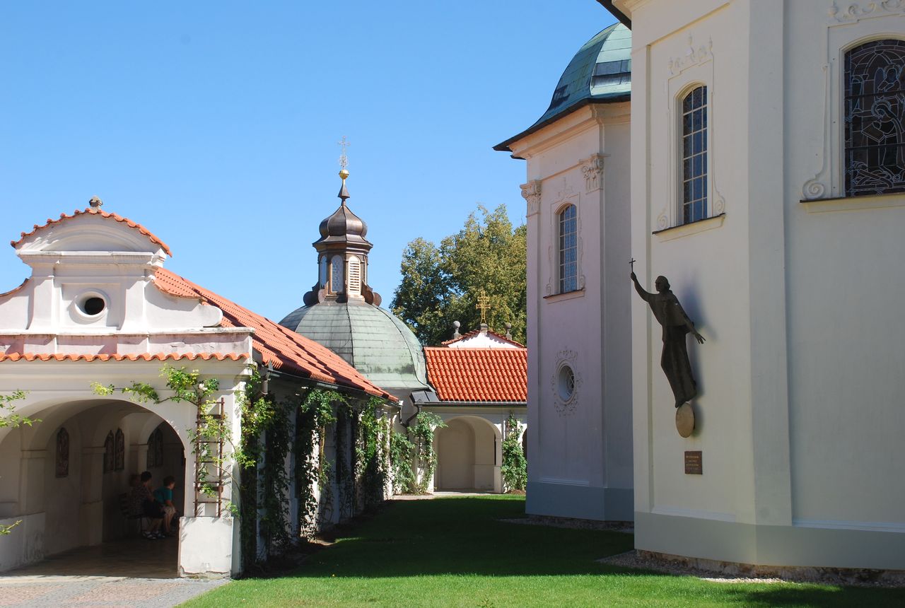 Внутреннее пространство вокруг паломнической церкви