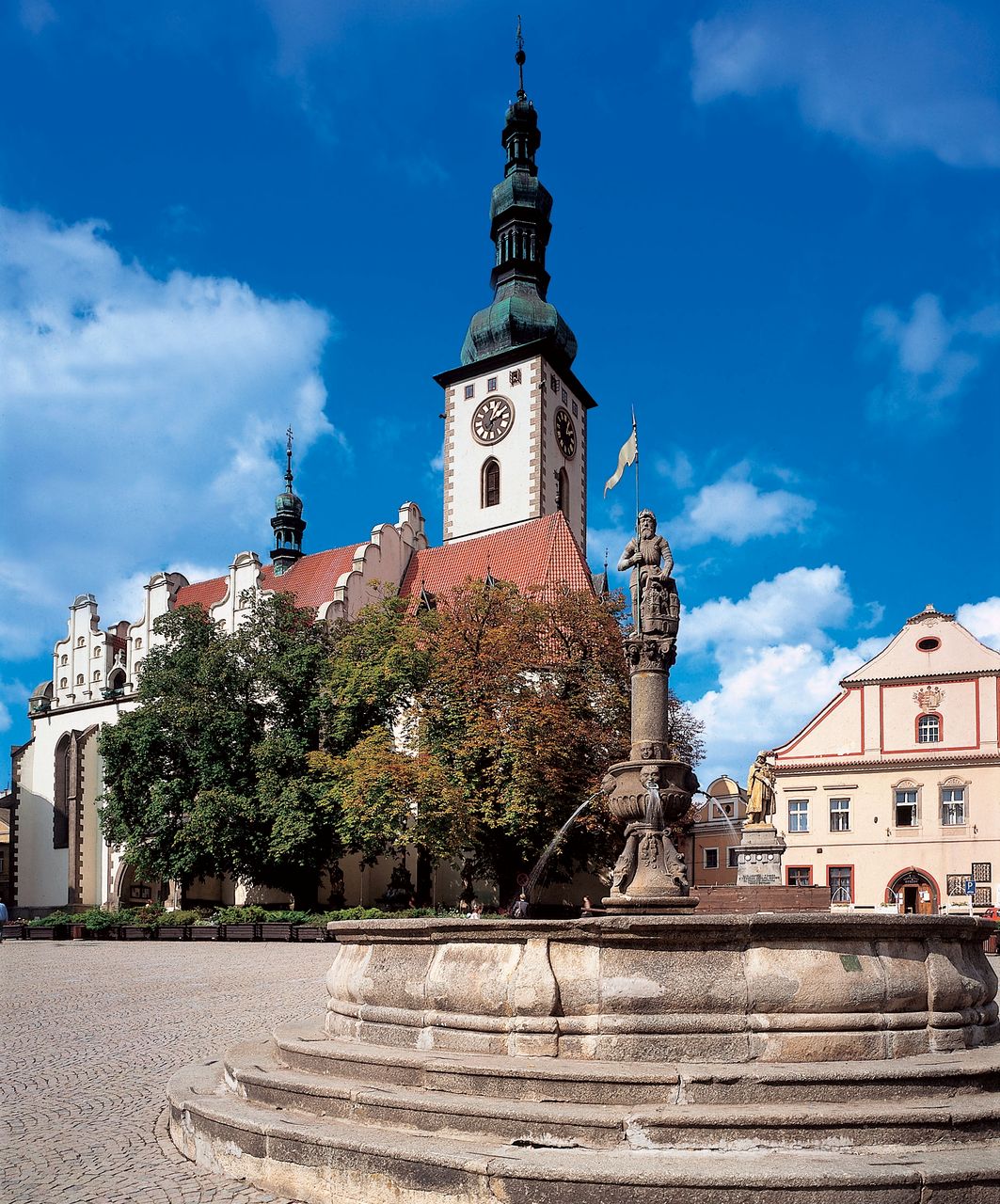 Фонтан эпохи Возрождения (1564 г.) со скульптурой Роланда