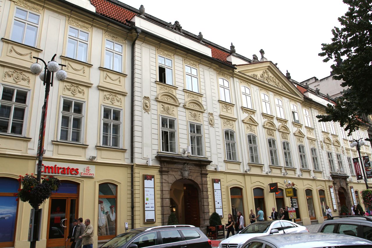 Славянский дом — торгово-развлекательный комплекс в барочном дворце XVIII века
