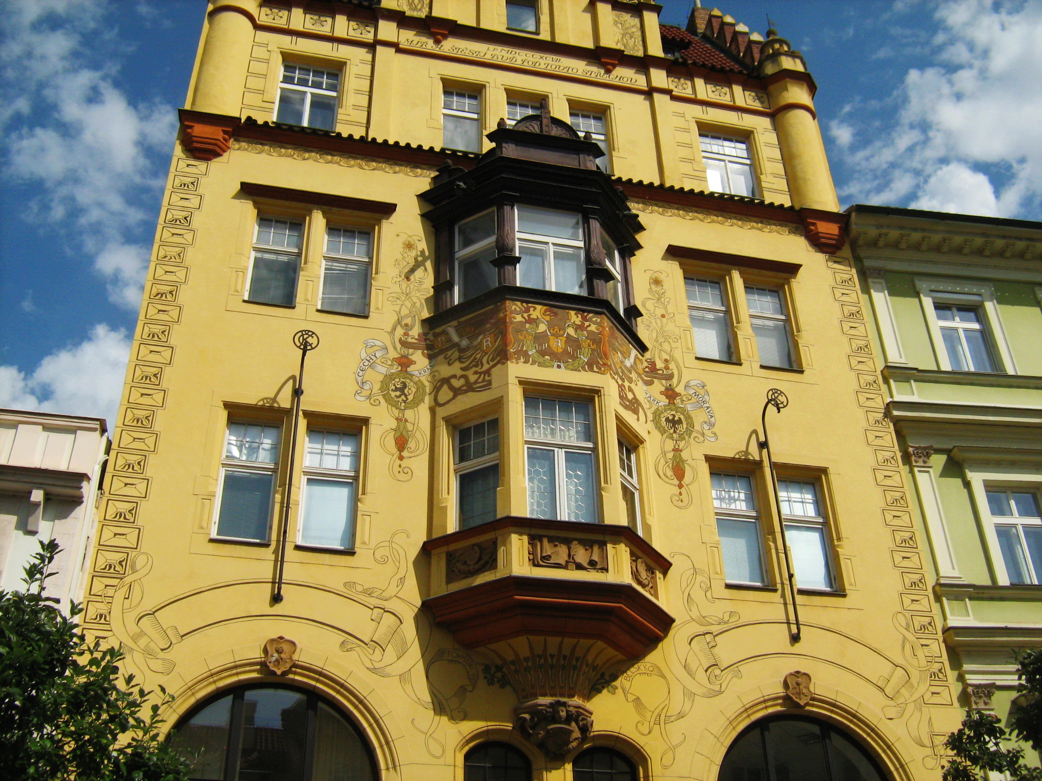 Дом с эркером