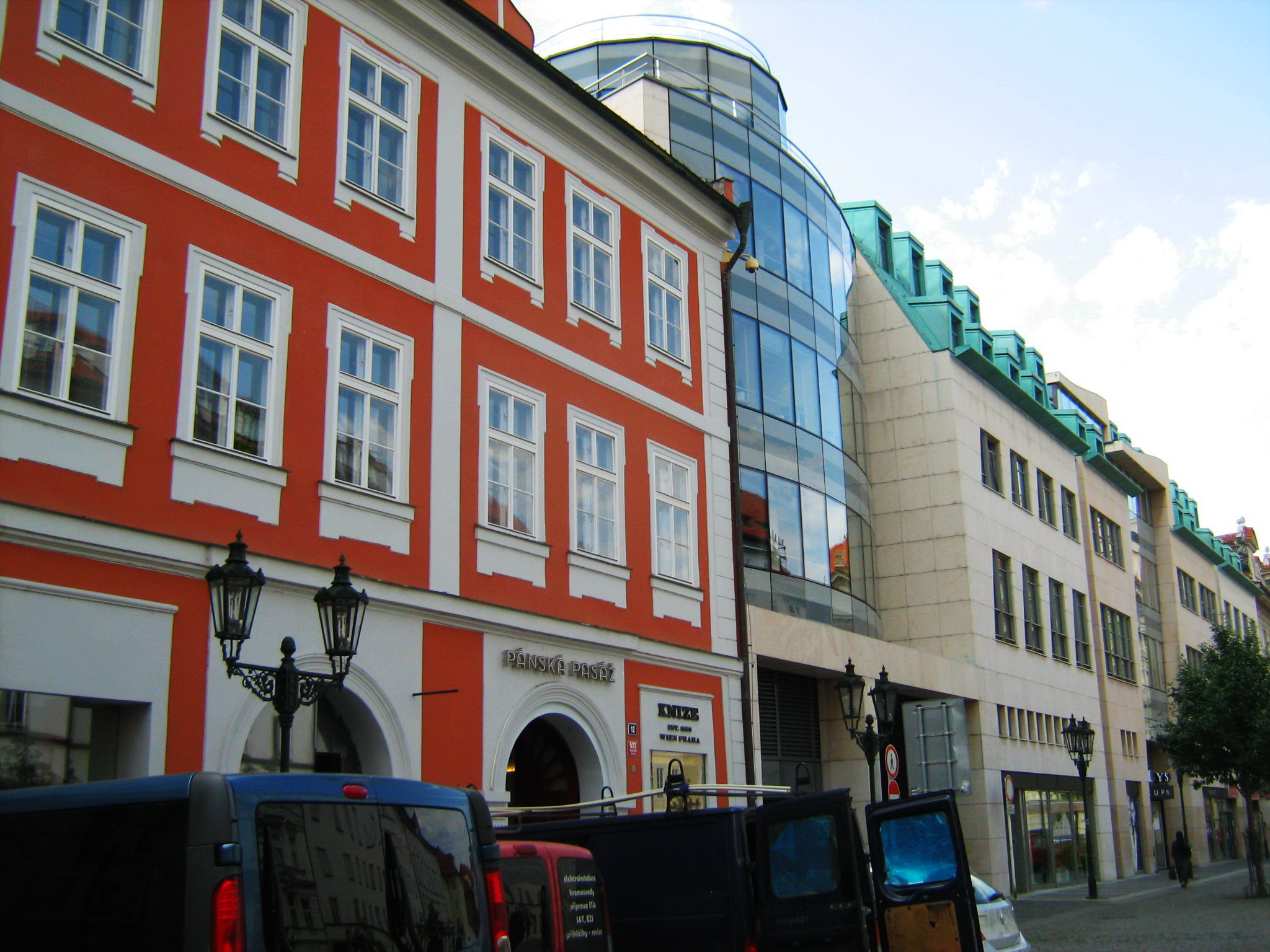 Здания на площади